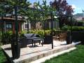 Jardín con pérgola, arenero y parque infantil